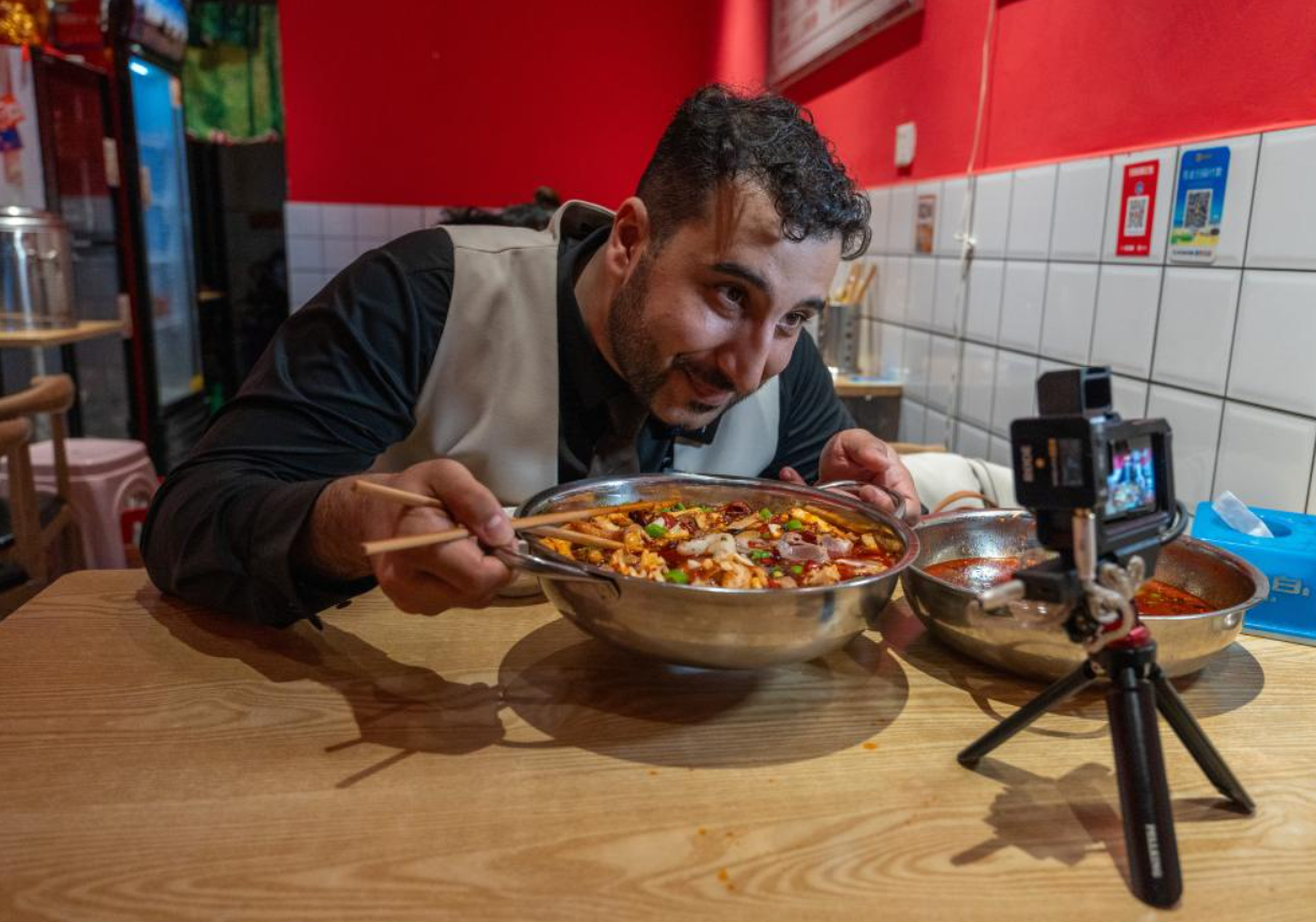 An Iraqi student hosting an eating livestream about Chinese food