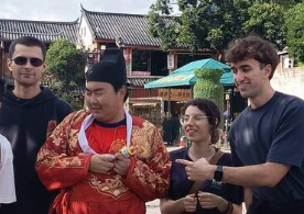 Students wearing Ming-dynasty hanfu on a study trip
